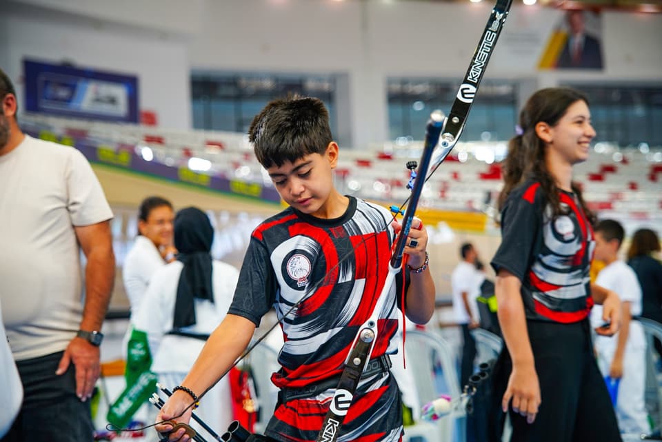 Kulüp formalı sporcu atış öncesi olimpik yayını hazırlıyor