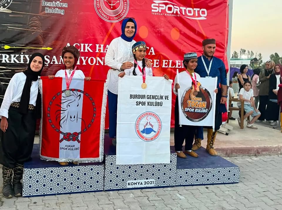 Geleneksel okçuluk kürsüsü; Aşkar bayrağıyla derece alan sporcu
